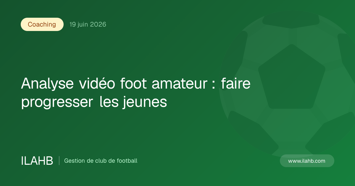 Éducateur de football amateur montrant une séquence vidéo à de jeunes joueurs