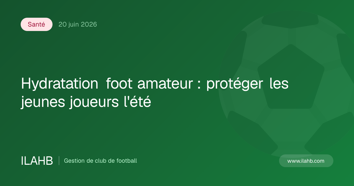Jeunes footballeurs buvant de l'eau pendant une pause d'entraînement en été
